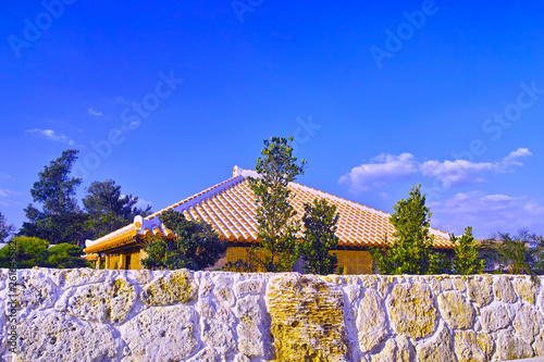 朝日を浴びて輝く沖縄の住居