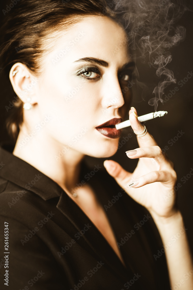 Obraz premium smoking cigerette lady