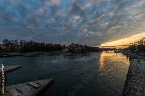 Sonnenaufgang über der Donau in Regensburg