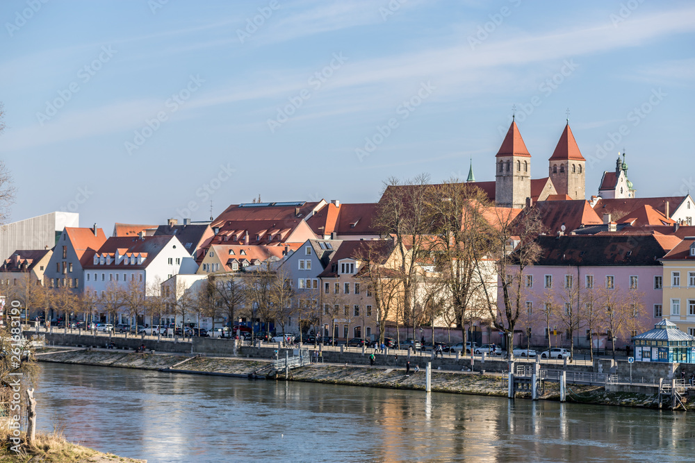 Obraz premium Donauufer in Regensburg im Sonnenschein