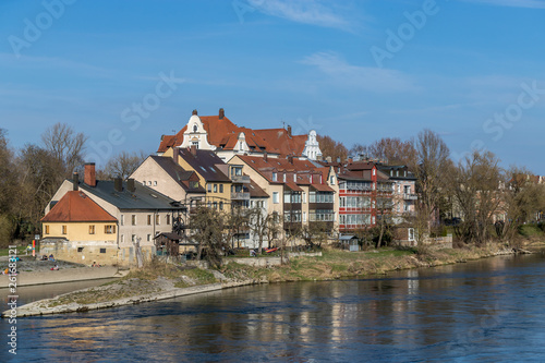 Donauufer in Regensburg im Sonnenschein