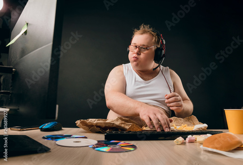 Fotografía man with plump cheeks eating breakfast with gluttony