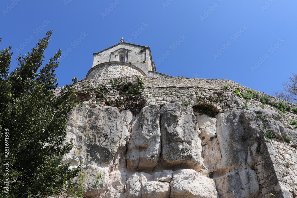 Fototapeta premium VILLAGE MEDIEVAL DE LA GARDE ADHEMAR - EGLISE ROMANE SAINT MICHEL