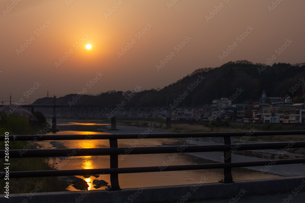 Obraz premium 奈良県吉野川の夕暮れと空