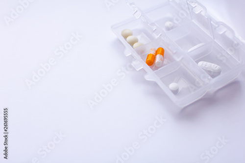 薬仕分け箱ケースと錠剤
