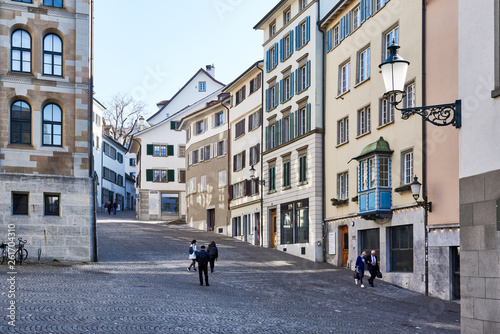 Zürich Kirchgasse, Altstadt, Kopfsteinpflaster, alte Häuser, Erker, alte Strassenlampe, Fussgänger, Architektur