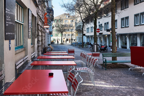 Zürich Spitalgasse, Blick Richtung Niederdorfstrasse, Zürcher Altstadt Niederdorf, Schatten, Sonnelicht, Pflastersteine, Gartentische, Gartenstühle, Sitzbank, Bäume photo