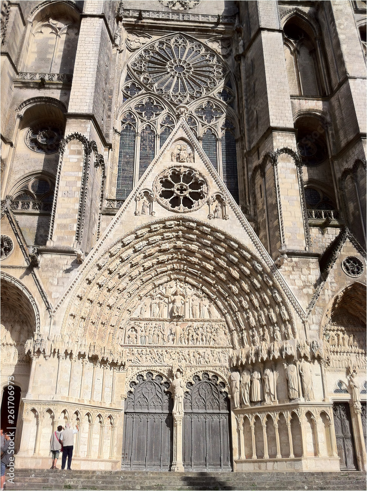 porche et tympan de la cathédrale de Bourges en France