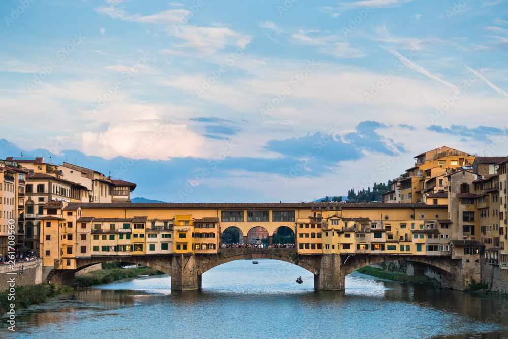 Obraz premium Ponte Vecchio bridge and architecture along river Arno in Florence, Tuscany, Italy