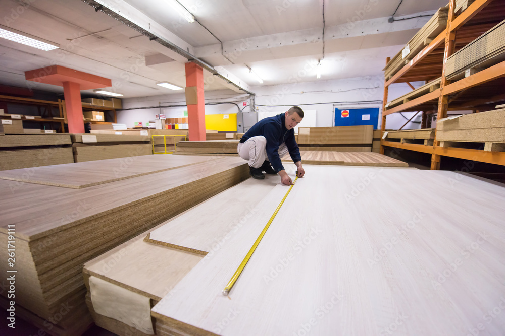 Obraz premium carpenter measuring wooden board