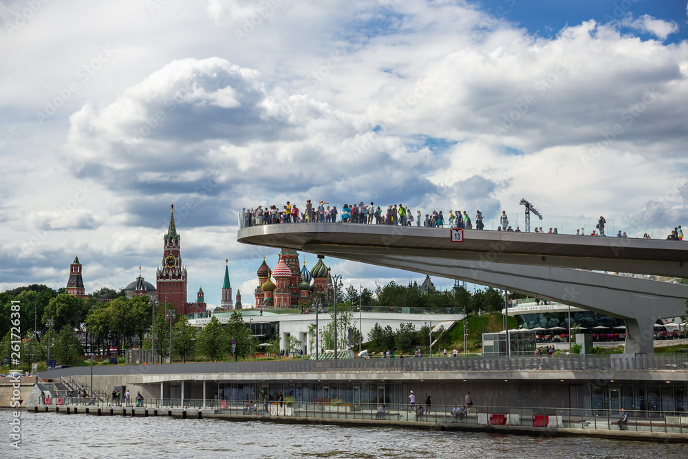 Fototapeta premium Floating bridge in Zaryadye Park in the center of Moscow