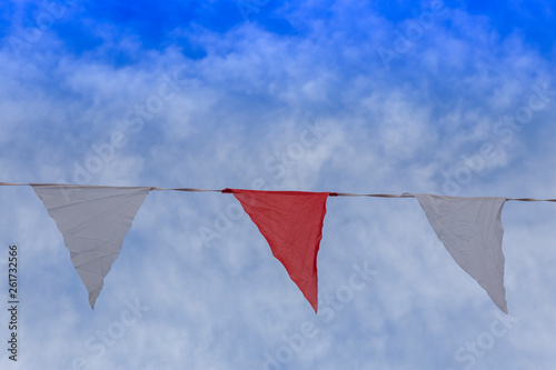 rot weiß wimpel flaggen vor blauem himmel