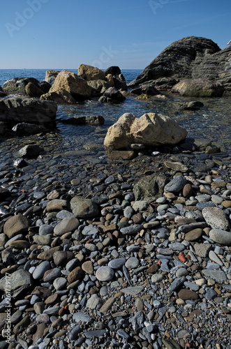 Steinstrand und Steinküste an einem ruhigen Strand in Vernazza © Frank