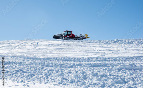Pistenfahrzeug im Schnee