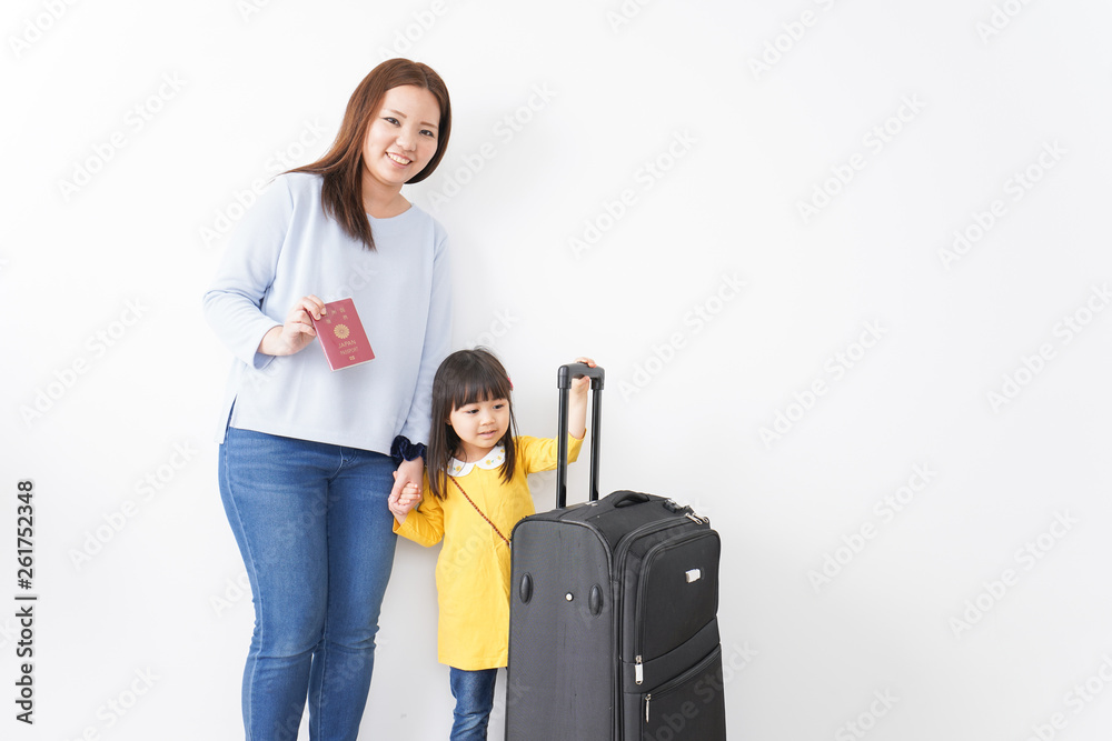 旅行に行くお母さんと子ども 旅行に行くお母さんと子ども