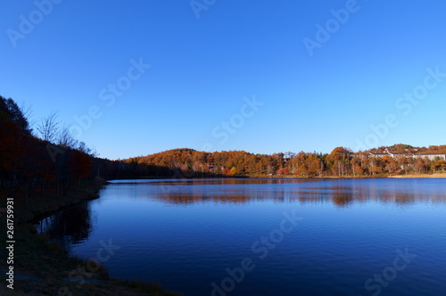 Highland Lake Autumn leaves © travelers.high