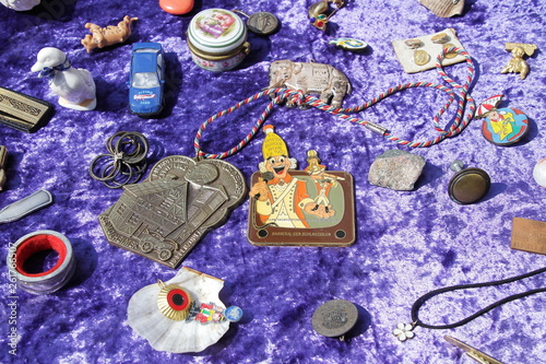 Medaillen und andere Objekte auf dem Flohmarkt