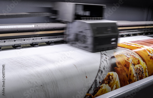 Large format digital printing machine and moving print head