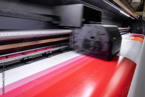 Large format digital printing machine and moving print head