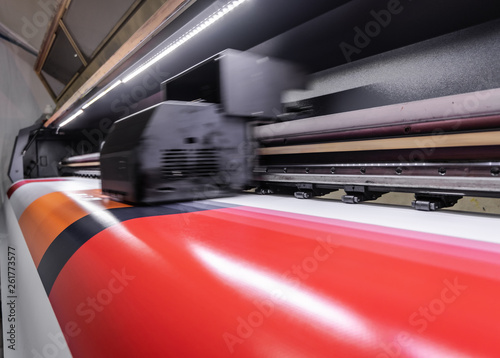 Large format digital printing machine and moving print head