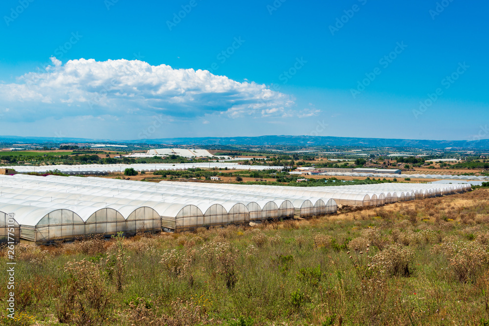 Sizilianische Landschaft in der der Gemüseanbau in Gewächshäusern betrieben wird
