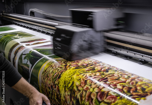 Large format digital printing machine and moving print head