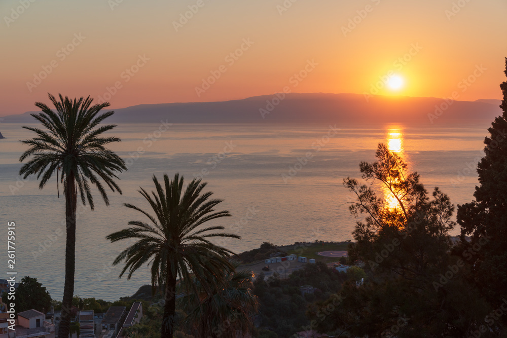 Aussicht vom Hotel Villa Nettuno auf  die Straße von Messina, bei klarer Sicht die Küste von Kalabrien gut erkennbar