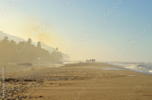 siluetas de personas en desembocadura de río en el mar 