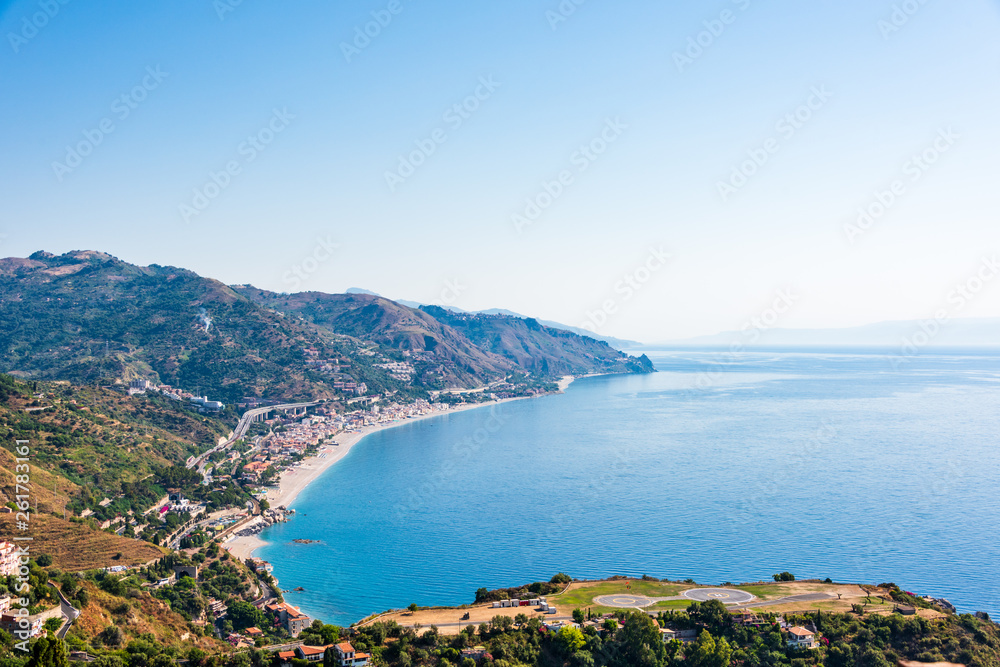 Küste bei Taormina mit Hubschauberlandeplatz, in Richtung Lehtojanni und Messina