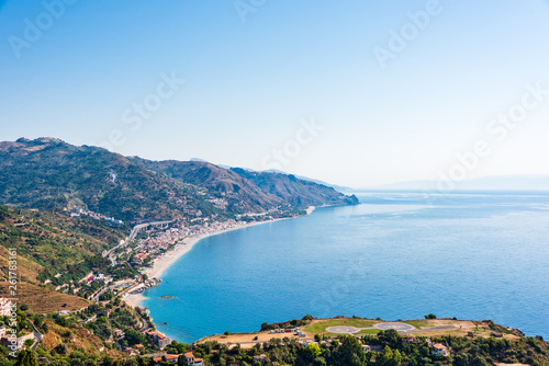 Küste bei Taormina mit Hubschauberlandeplatz, in Richtung Lehtojanni und Messina