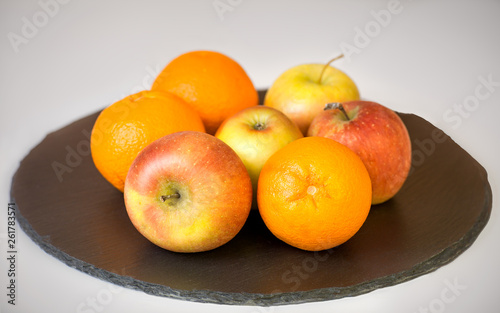 Fototapeta Naklejka Na Ścianę i Meble -  fruits présentés sur ardoise
