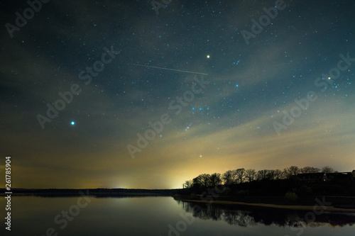 Sternenhimmel über einem See