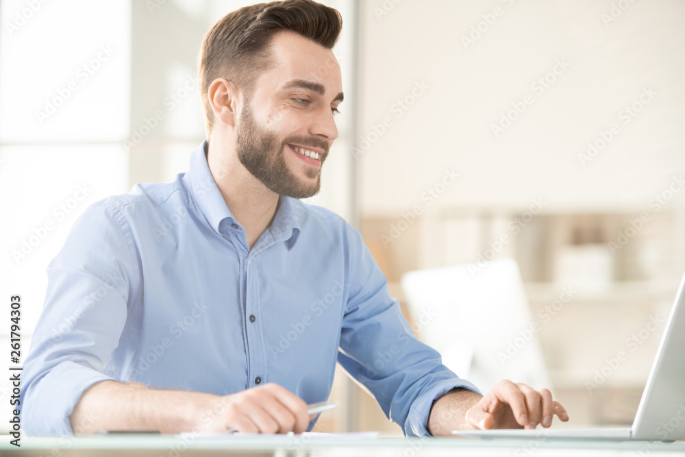 Manager surfing in the net Manager surfing in the net