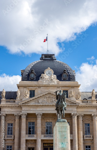 Canvas Print Paris, France: The Military School in Paris with statue of Marechal Joffre in fo