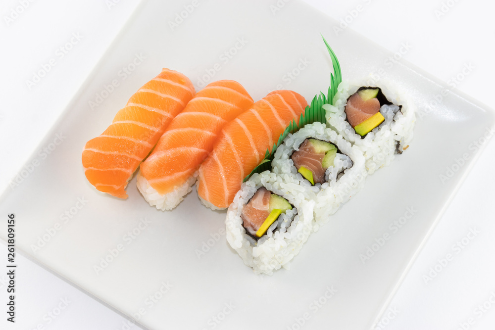 Un piatto di sushi su sfondo bianco Un piatto di sushi su sfondo bianco