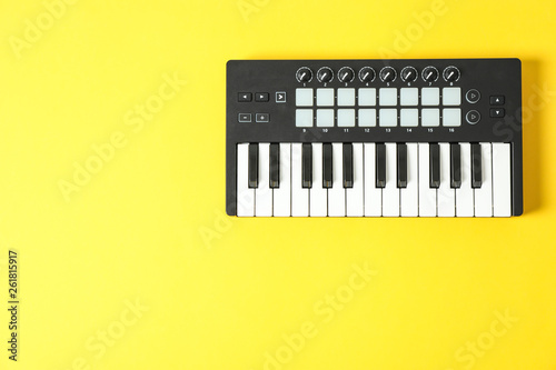 Φωτογραφία Midi keyboard on color background, space for text