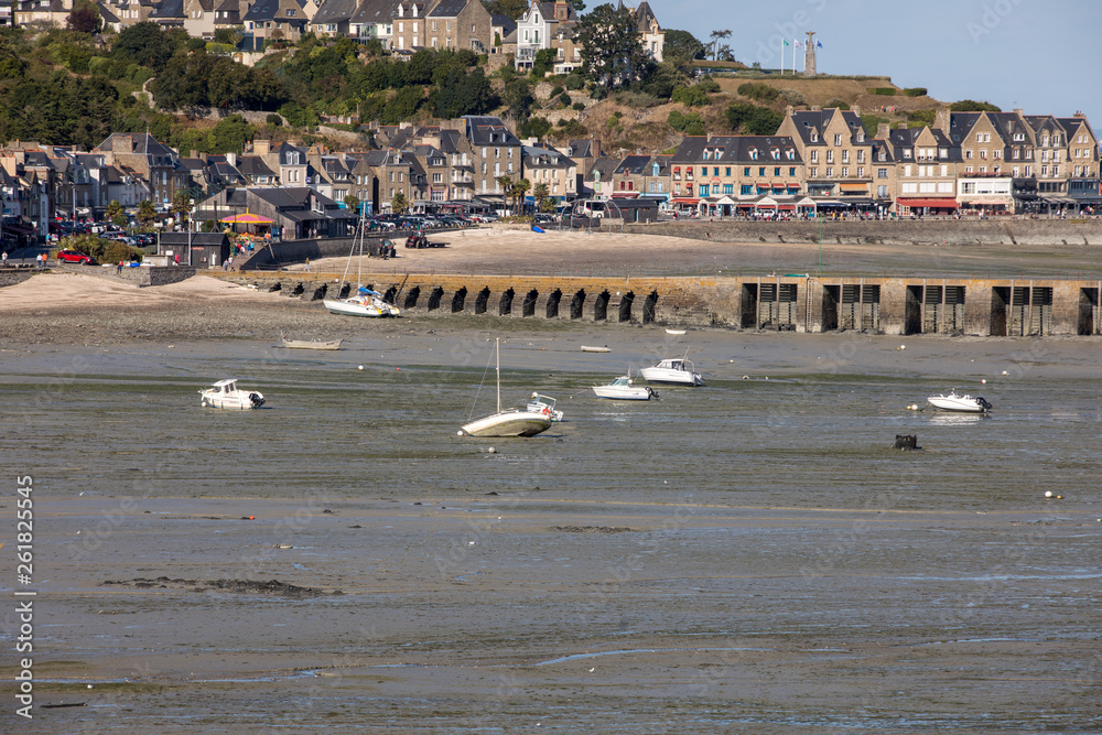 Obraz premium Boats on dry land at the beach at low tide in Cancale famous oysters production town, Brittany, France,