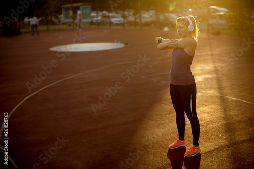 Slender fit blonde woman do...