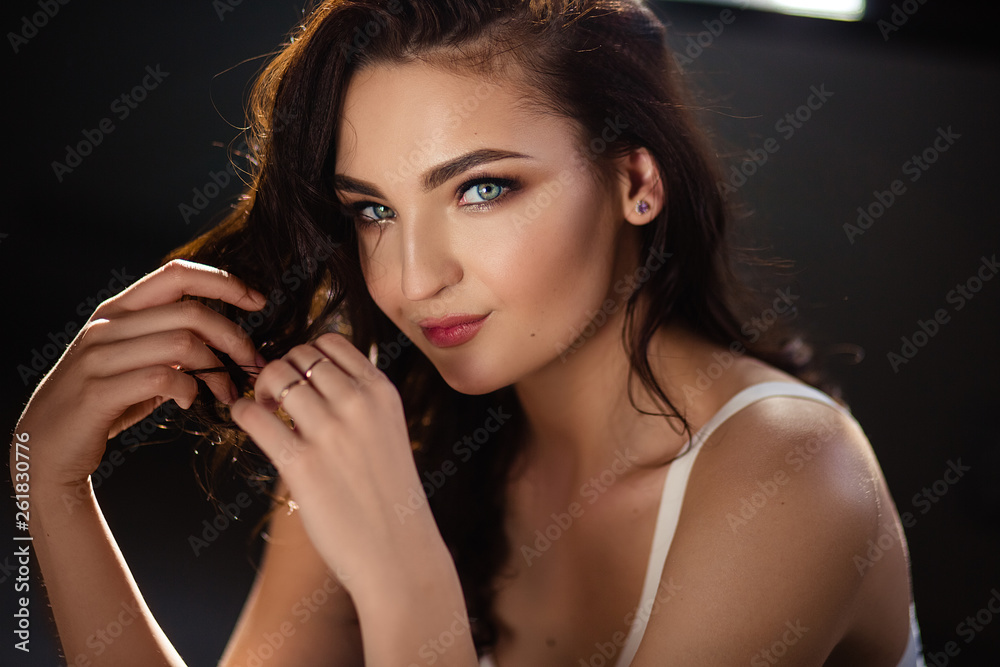 Obraz premium brunette girl with curly hair/advertising