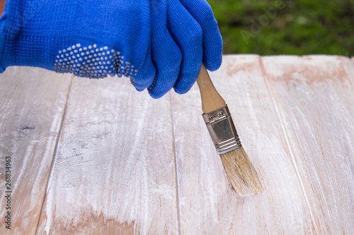 Man paints a white paint surface. Coloring boards.