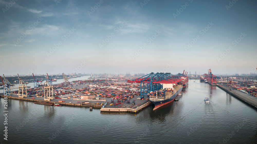 Waltershofer Hafen im Hamburger Hafen mit Köhlbrandbrücke und Skyline von Hamburg