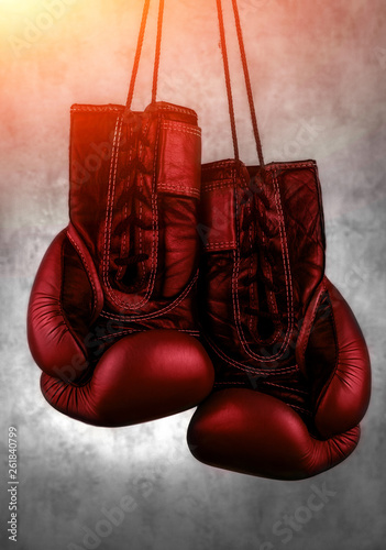 red boxing gloves hanging on the wall, close-up. © Lumppini