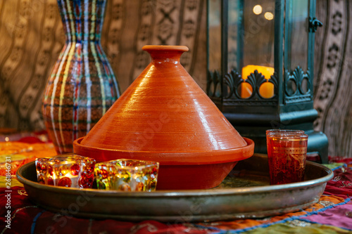 eine orientalische Tajine-Gefäß auf einem Silbertablett mit Kerzen