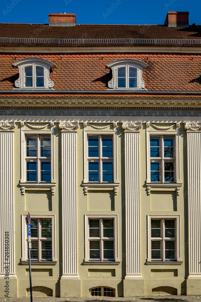 Brandenburger Bürgerhausarchitektur des 18. Jahrhunderts: denkmalgeschütztes klassizistisches Wohnhaus am Neustädtischen Markt in Brandenburg an der Havel