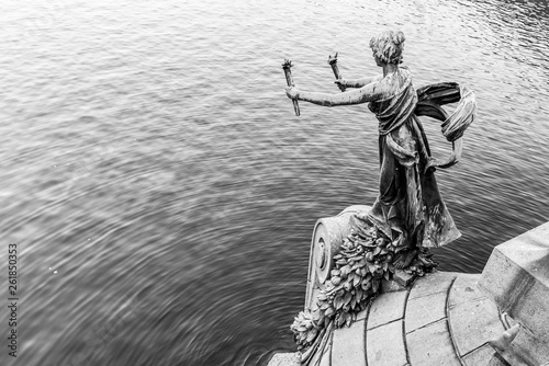 Valokuva Torch bearer woman figure - bronze decoration of Svatopluk Cech Bridge over Vlta