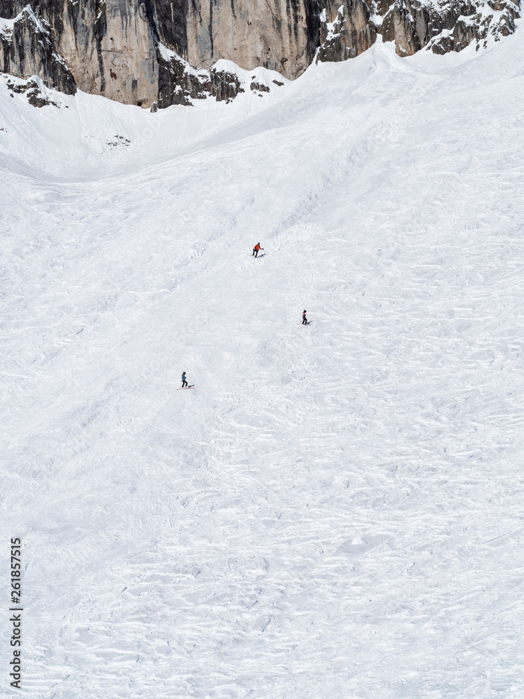 Deportistas esquiando en las pistas de esquí nevadas de las montañas del Nordkette en Innsbruck Austria, invierno de 2018