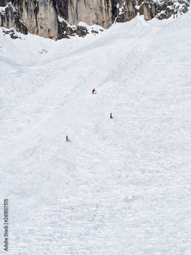 Deportistas esquiando en las pistas de esquí nevadas de las montañas del Nordkette en Innsbruck Austria, invierno de 2018