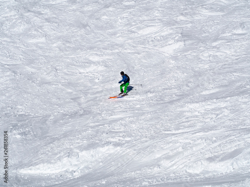 Pistas de esquí con deportistas saltando sobre la nieve en las montañas del Nordkette en Innsbruck Austria, invierno de 2018