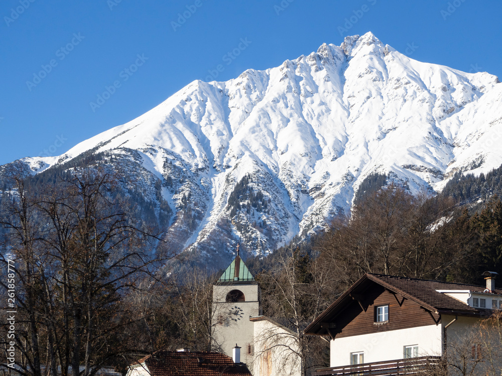 Vistas  del paisaje nevado de las montañas del Nordkette en Innsbruck Austria, invierno de 2018