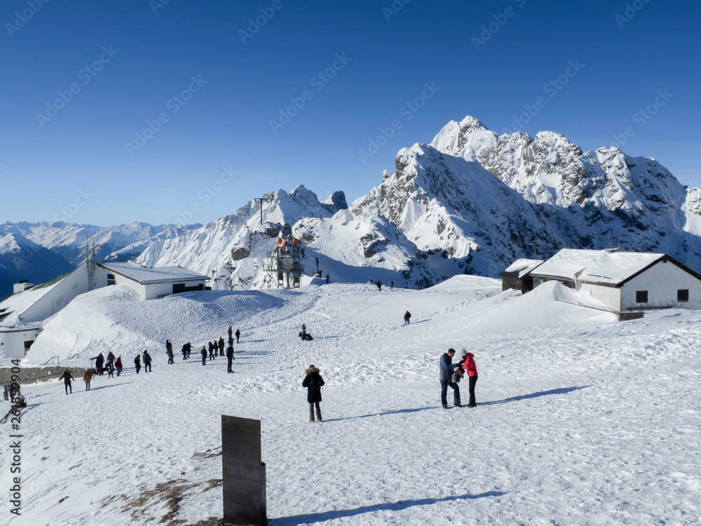 Paisaje nevado de las montañas del Nordkette en Innsbruck Austria, invierno de 2018